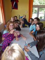 Druzinka pri hre.JPG